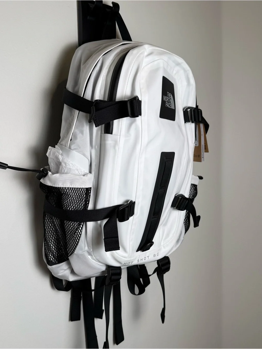 The North Face Hot Shot Base Camp Backpack 28L TNF White NWT NF0A8EEXFN4